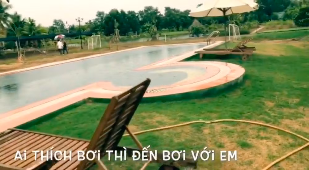Trong khuôn viên biệt thự có hồ bơi, hồ sen, ao cá... thậm chí có cả vườn cây ăn quả, chuồng nuôi gia súc, sân bóng đá mini. Ảnh: FBNV