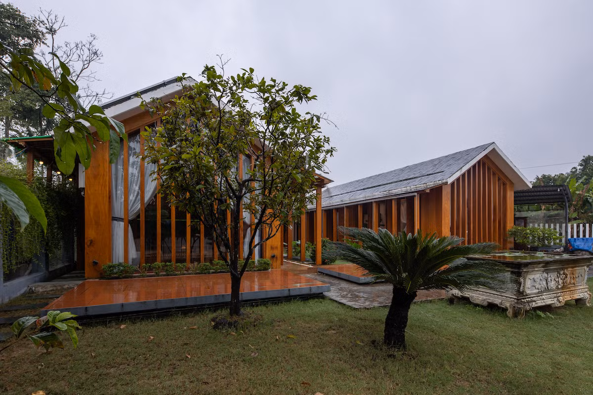 Căn nhà sử dụng mái dốc mỗi gian hai mái quen thuộc vùng quê, lấy gian thờ làm gian chính nằm ở giữa.