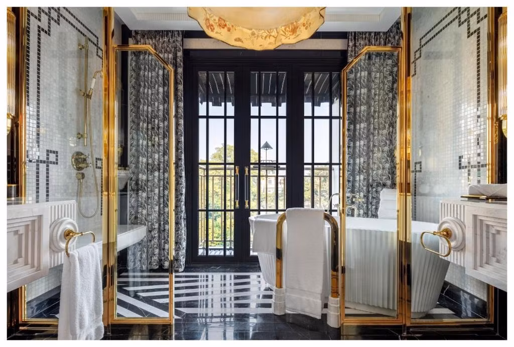 Tuỳ vào loại phòng và thời điểm, mỗi đêm tại khách sạn 5 sao này có giá bắt đầu từ 6 triệu đồng và chạm ngưỡng 100 triệu đồng/đêm (chưa bao gồm thuế và phí). Ảnh: Booking
