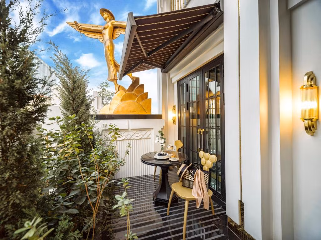 Các phòng và suite cao cấp được trang bị ban công kiểu Pháp bằng sắt rèn trang nhã. Ảnh: Booking