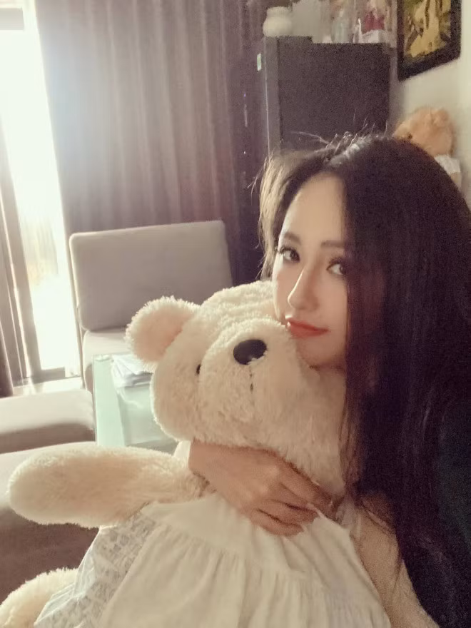 Căn nhà có đầy ắp những chú gấu bông ngộ nghĩnh. Ảnh: FBNV
