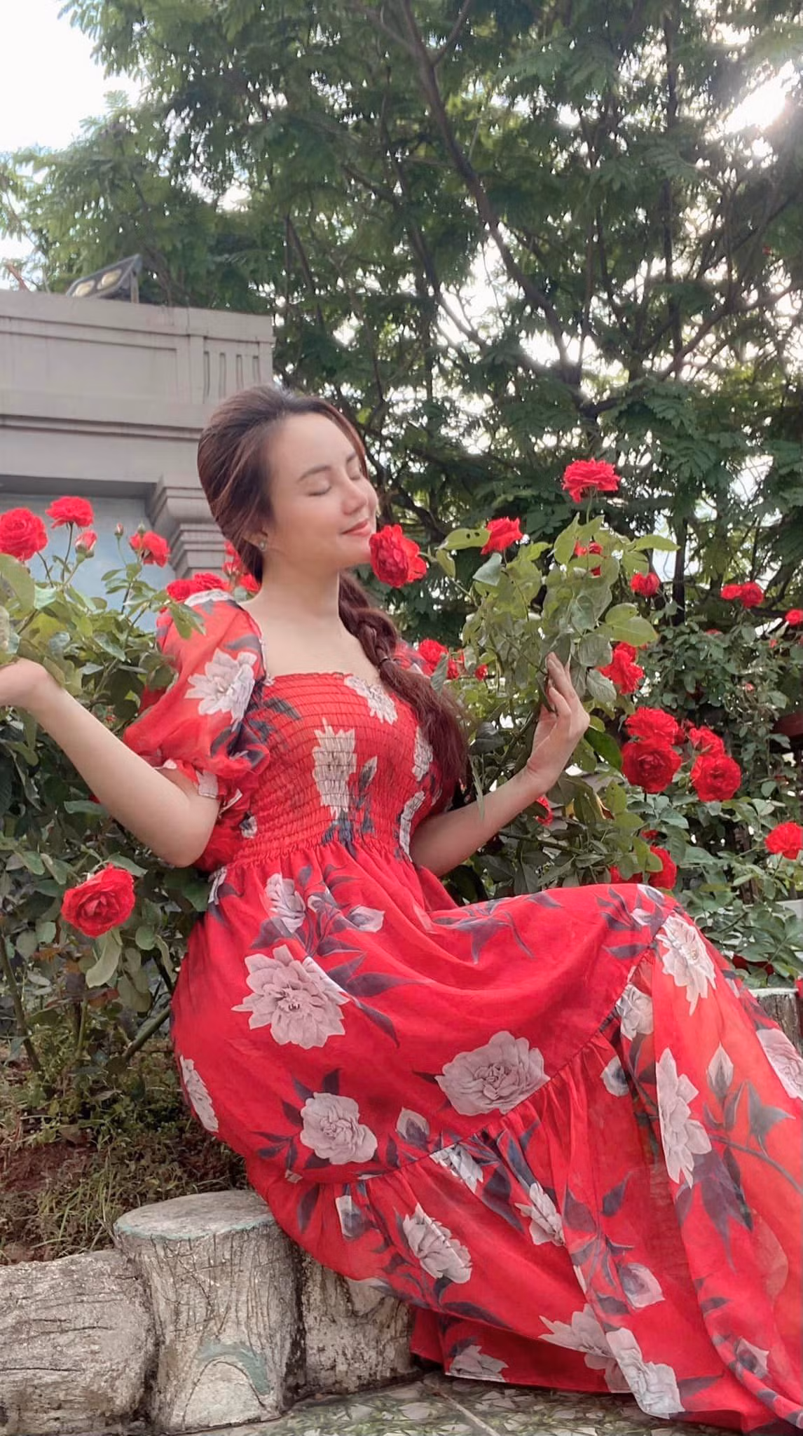 Mới đây, trên trang cá nhân, nữ ca sĩ chia sẻ loạt ảnh vườn hồng khiến ai nấy đều không khỏi trầm trồ.