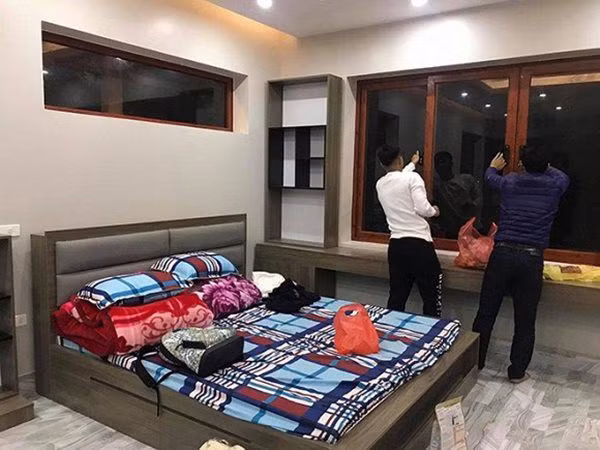 Trong phòng ngủ của Hà Đức Chinh có 1 giường ngủ rộng rãi, 1 kệ sách nhỏ. Ảnh: Facebook