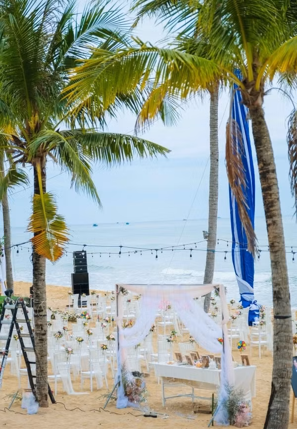 Quý Bình và vợ doanh nhân cũng tổ chức đám cưới lãng mạn trên bãi biển đẹp nhất của thành phố biển đảo Phú Quốc. Ảnh: FB Quý Bình
