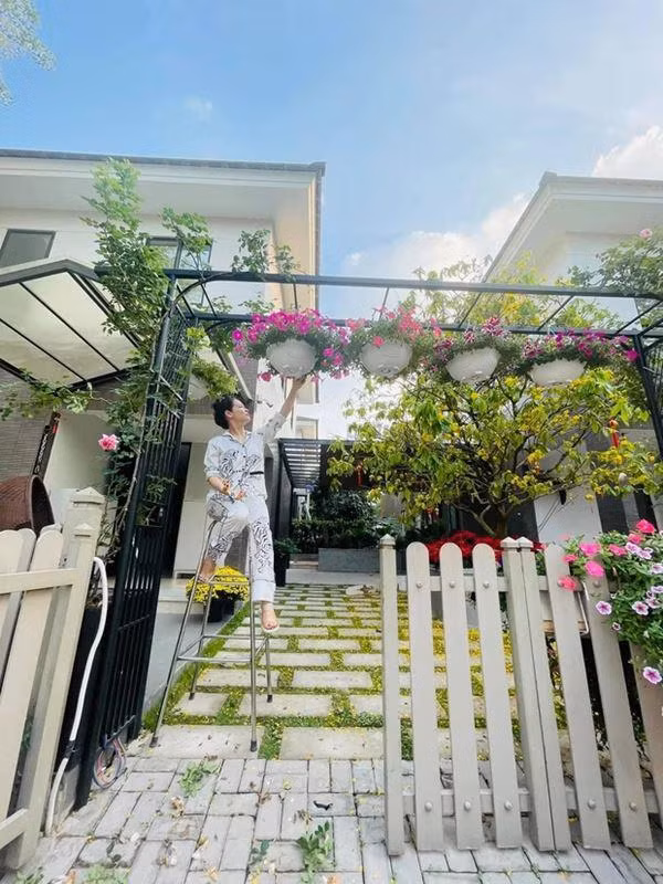 Trong khuôn viên biệt thự trồng rất nhiều cây cảnh và các loại hoa. Ảnh: FBNV