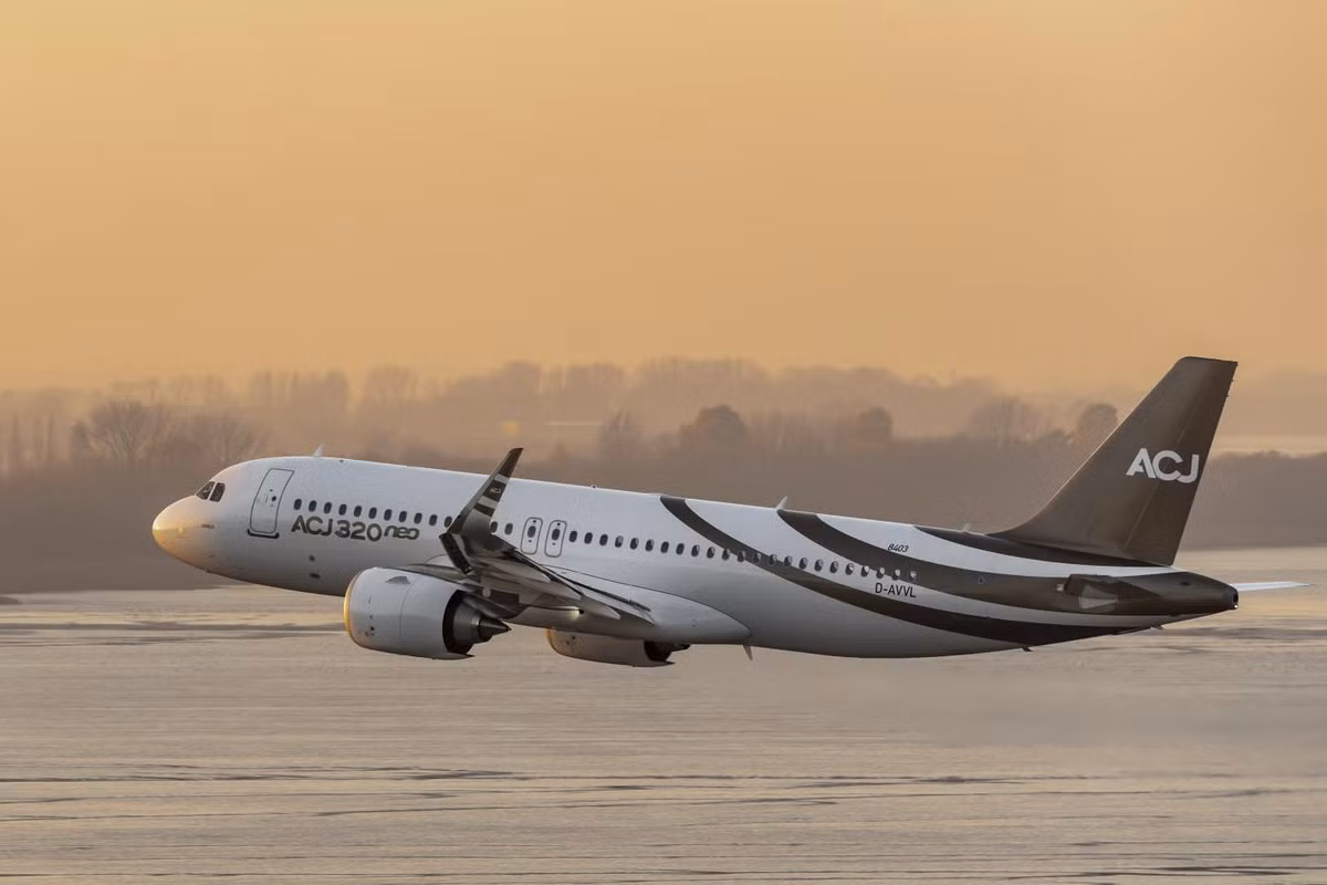 Với tầm bay ấn tượng hơn 19.261km, ACJ330neo có thể bay liên tục tới 21 giờ. ACJ330neo ddược thiết kế đặc biệt và có thể chứa tối đa 25 người.