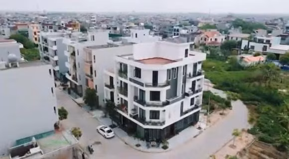 Ngôi nhà của Hoàng Đức nằm trên trục đường lớn.