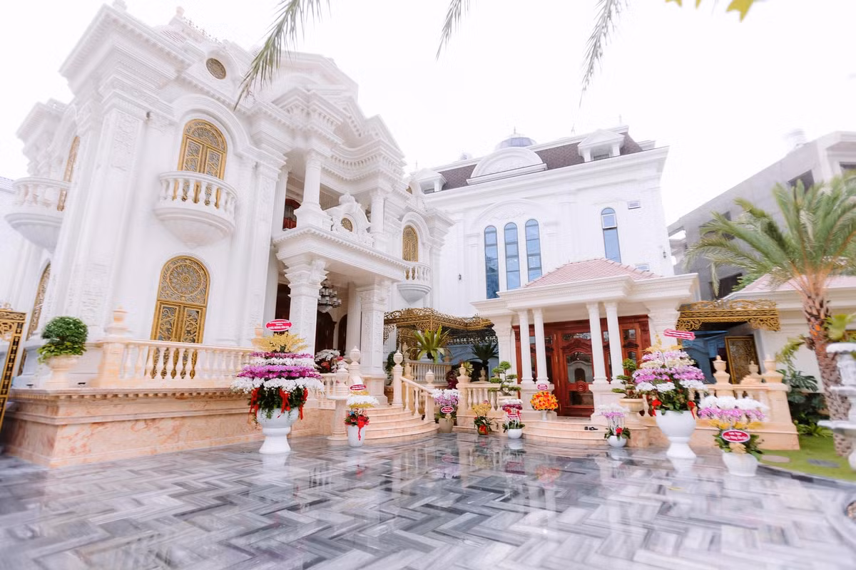 Khoảng sân rộng rãi phía trước được lát gạch sáng bóng.