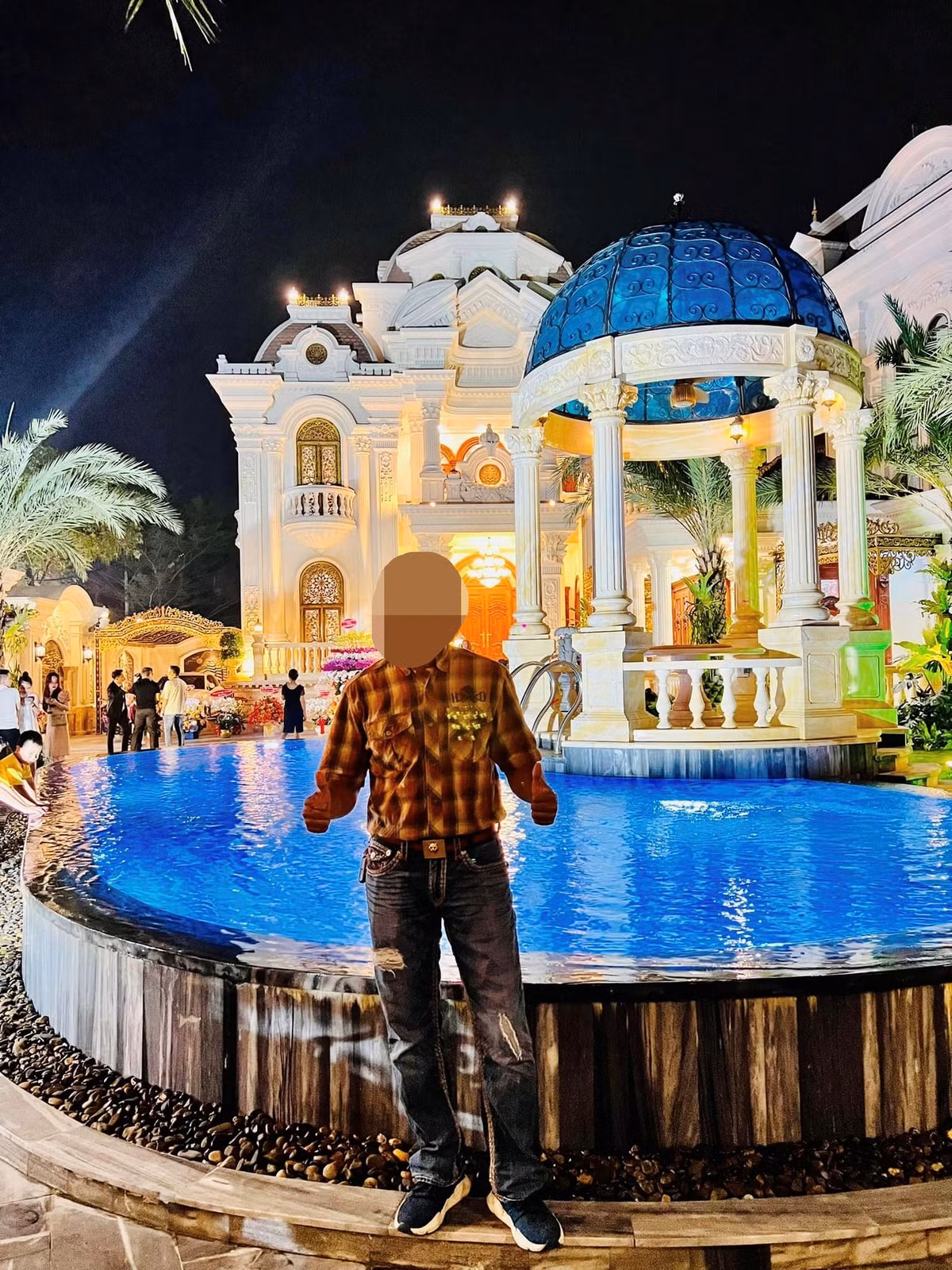 Nữ doanh nhân cho biết: "Điều mơ ước lớn nhất của vợ chồng Mai Khánh là xây cho bố mẹ một căn nhà khang trang sạch đẹp với tiện ích đầy đủ đã trở thành hiện thực, để bố mẹ có cuộc sống tốt hơn cả về vật chất lẫn tinh thần".