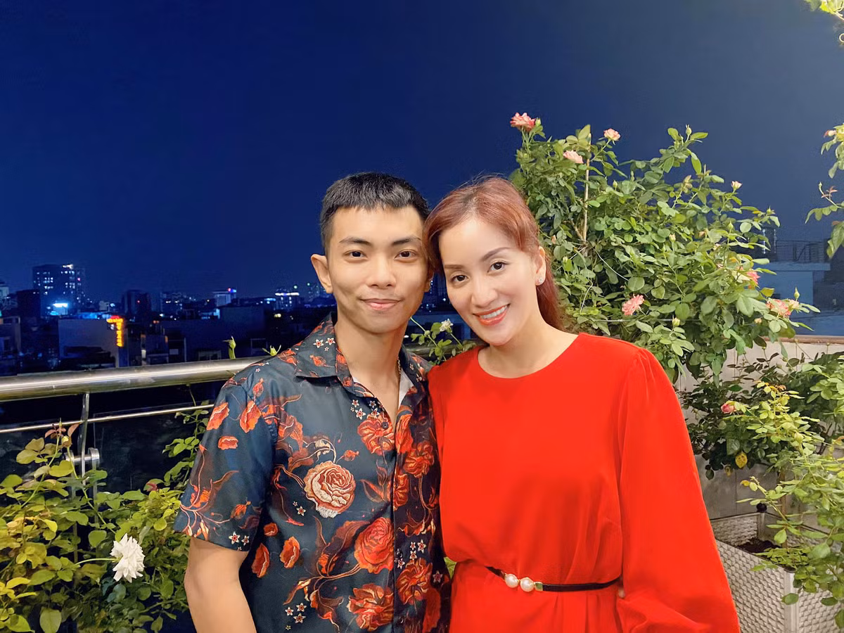 Dù chưa tổ chức hôn lễ nhưng cuộc sống hôn nhân hạnh phúc của Khánh Thi - Phan Hiển khiến khán giá không khỏi ngưỡng mộ. Cặp đôi đang rất hạnh phúc trong ngôi nhà tràn ngập hoa hồng. Ảnh: FBNV