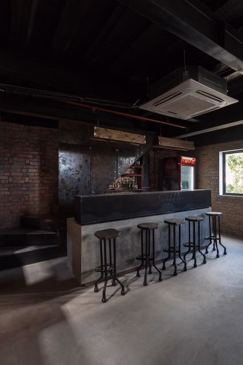 Quầy bar lấy ánh sáng từ cửa sổ.