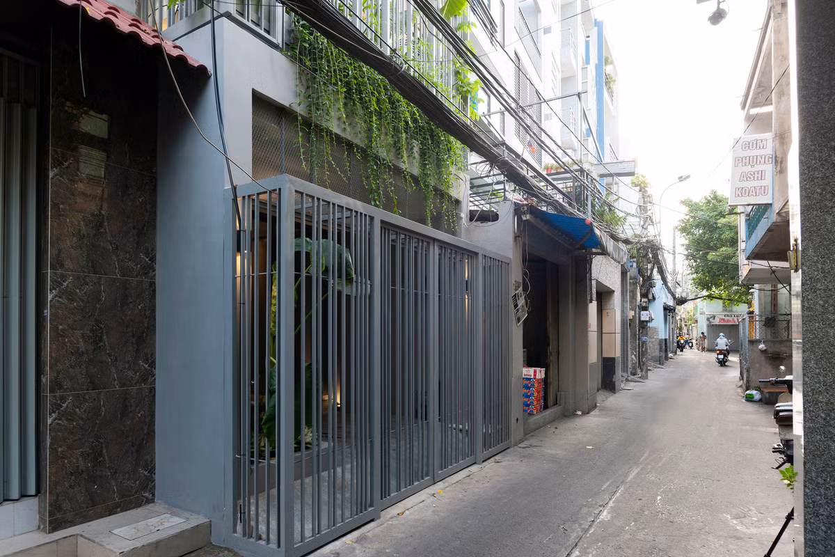 Bên cạnh đó, con hẻm trước nhà rộng 3m thường xuyên có lượng xe cộ qua lại đông đúc, ồn ào vì đây là tuyến đường tắt nối hai trục đường chính.