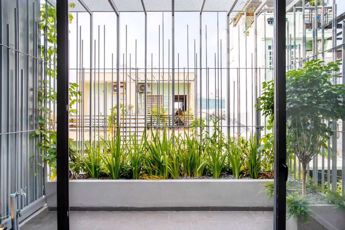 Ngay sau hệ lam sắt là các khu vườn nhỏ trồng các loại cỏ cây hoa lá đầy sức sống. Nguồn ảnh: Sonmeo Nguyen Art Studio