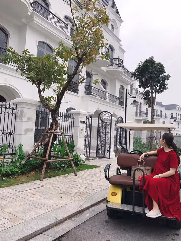 Trên trang cá nhân, hot mom này liên tục khoe đi mua rồi lại bán nhà. Đáng chú ý, những biệt thự, căn hộ cô nhắm đến đều có giá thành đắt đỏ. Ảnh: FB Hằng Túi
