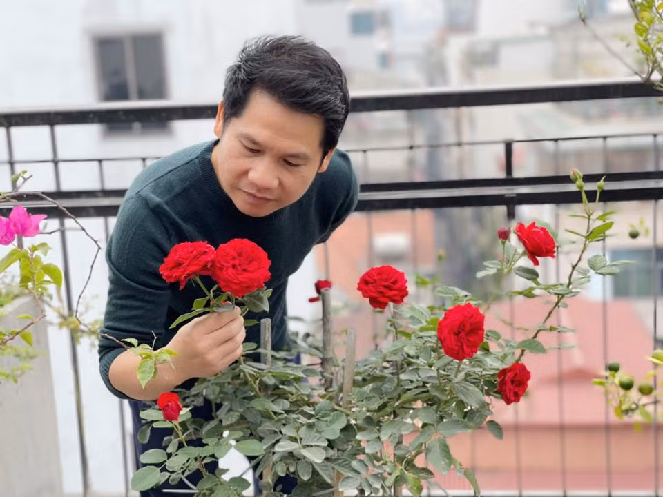 Trên trang cá nhân, ca sĩ Trọng Tấn thường chia sẻ không gian xanh mướt, yên bình trong căn nhà.