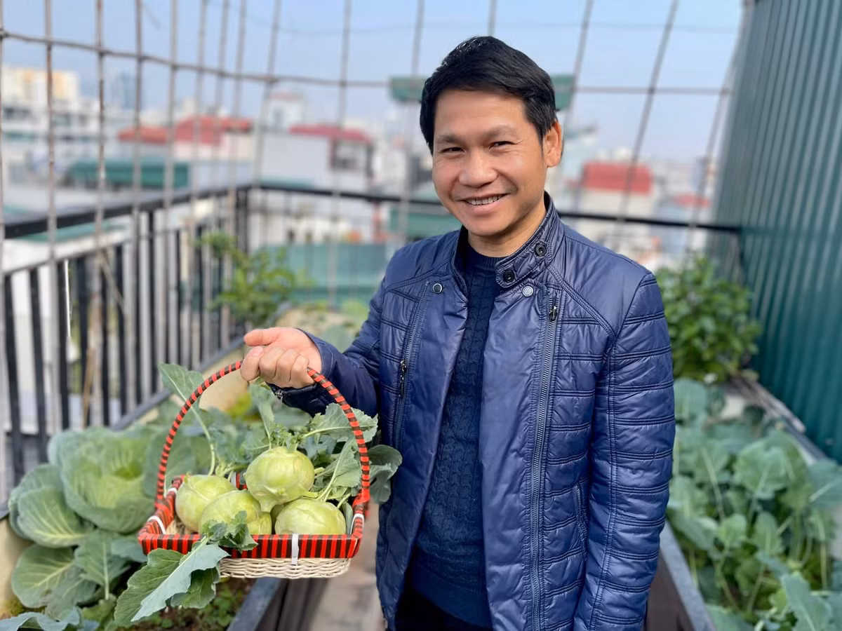 Ngoài ra, Trọng Tấn cũng thích được cùng gia đình thu hoạch rau củ sau một thời gian trồng trọt, chăm bẵm.