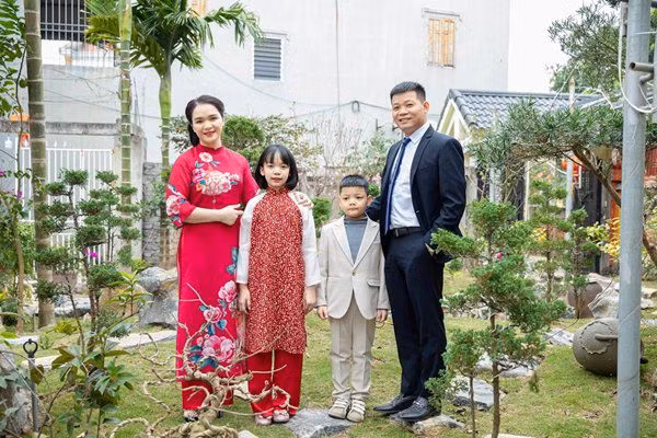 Hòn non bộ và khu vườn xanh mát bên ngoài.
