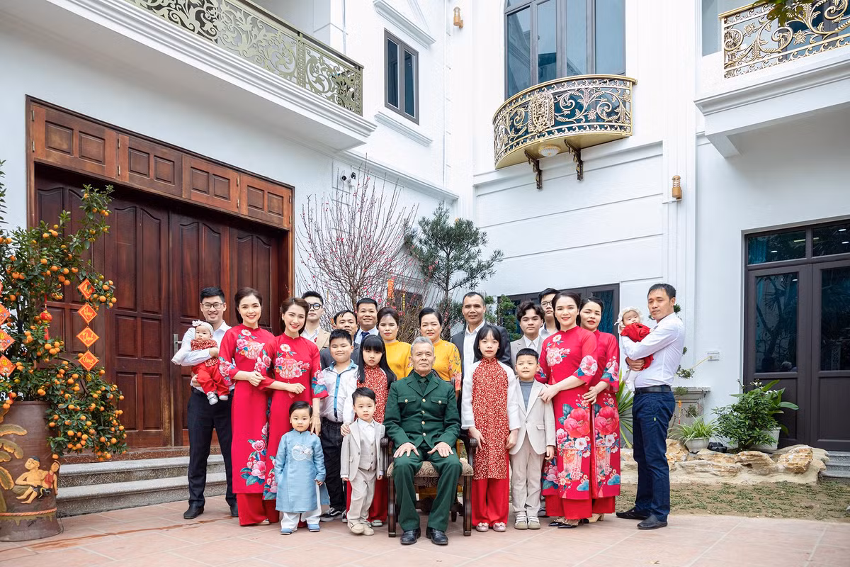 Dịp Tết vừa qua, gia đình nữ ca sĩ hé lộ căn nhà ở quê đã làm xong, tất cả đều do Hoà Minzy tài trợ.