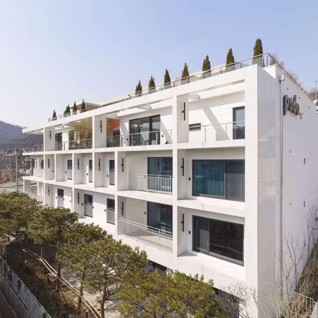 Ngay lập tức, khán giả lật lại loạt hình ảnh về căn penthouse sang trọng được cho là nhà tân hôn mà Hyun Bin "chốt đơn" mua để chuẩn bị cho đám cưới.