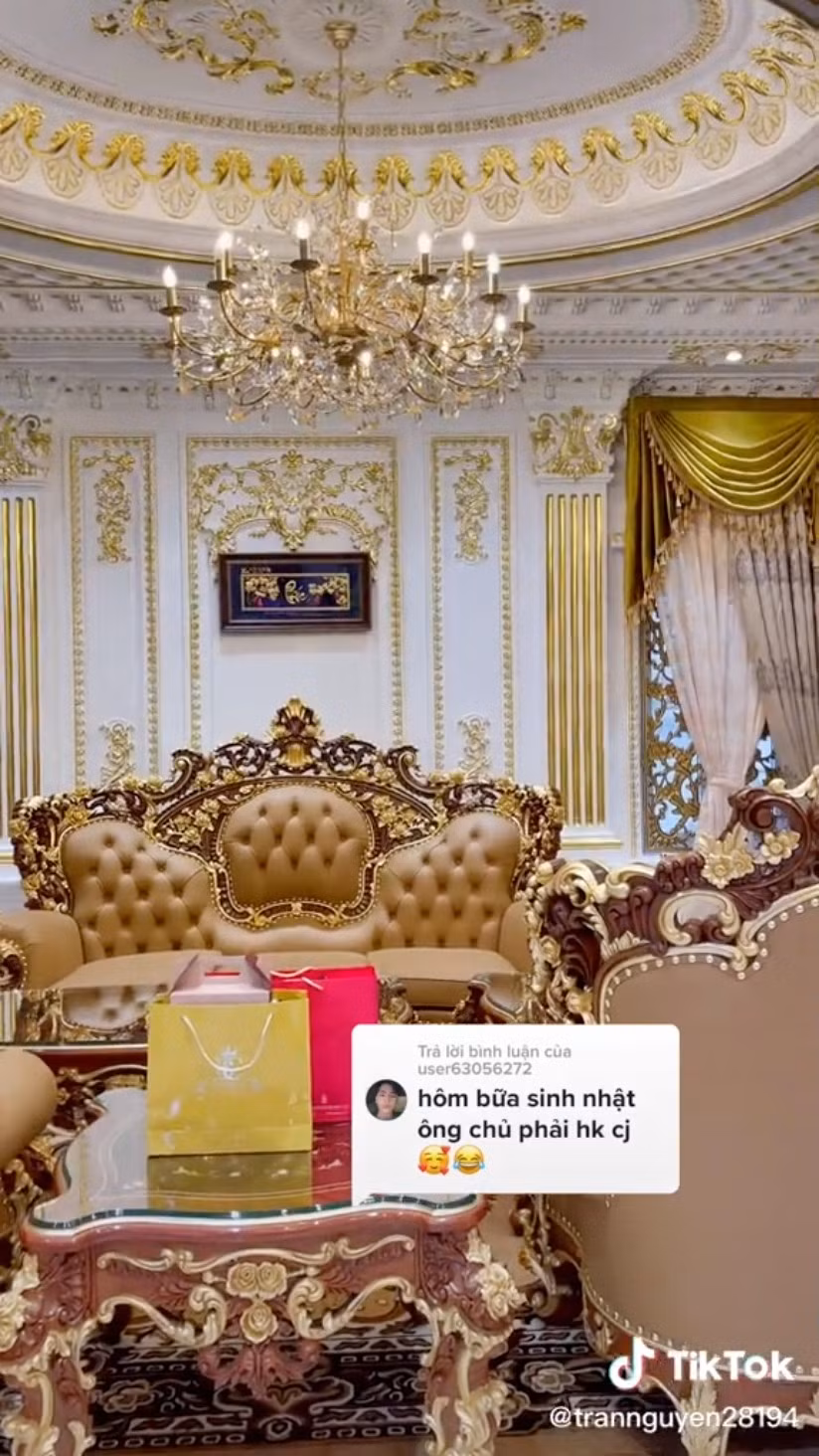 Những chi tiết dát vàng toát lên sự giàu sang, quyền quý.