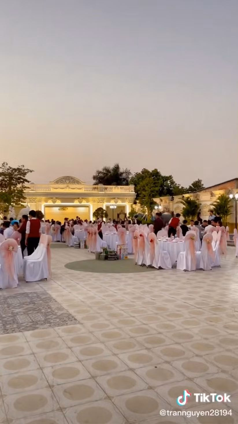 Khoảng sân trước rộng rất rộng, đủ chỗ tổ chức những buổi tiệc tùng hoành tráng.