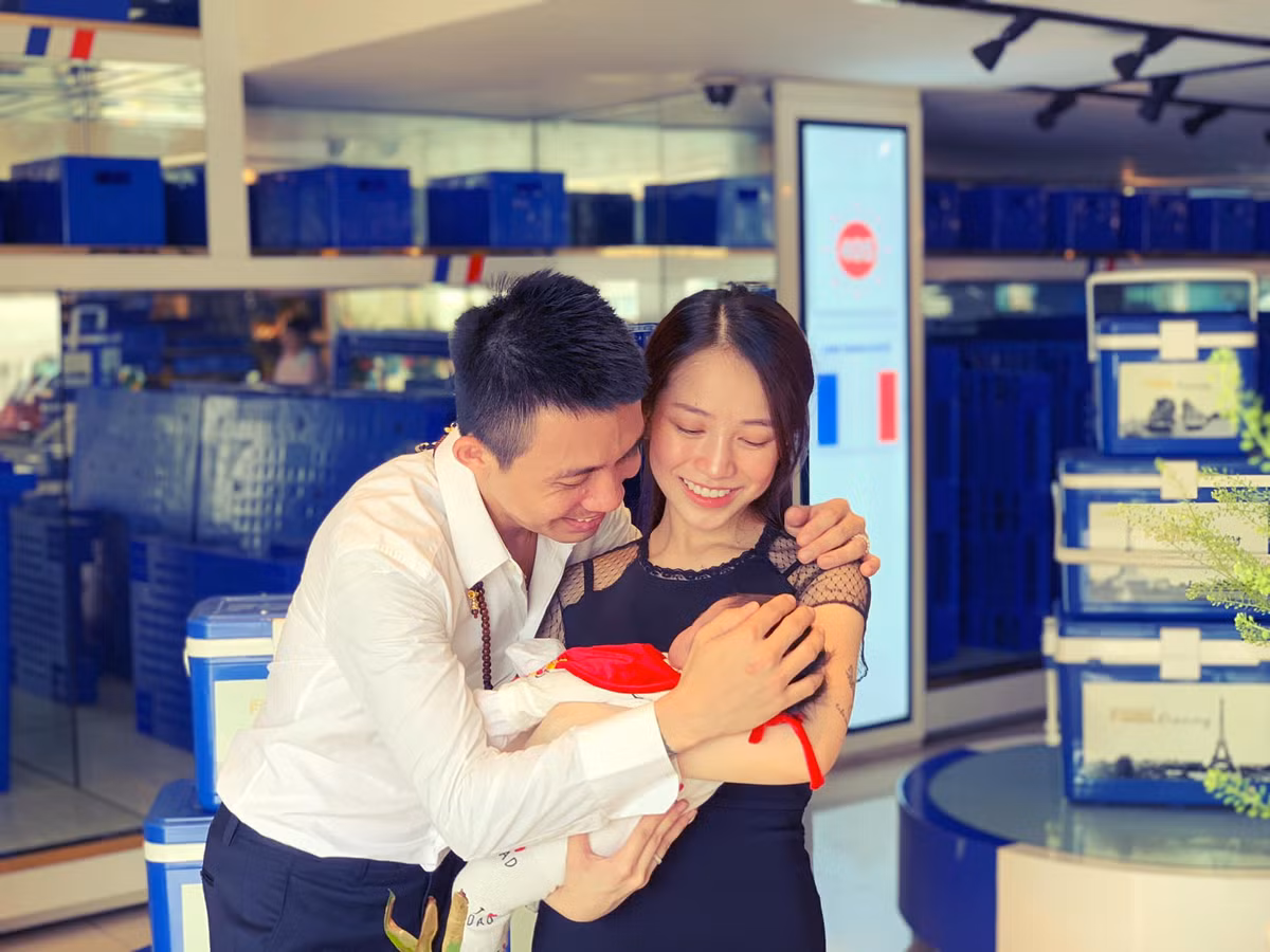 Khi mới 37 tuổi, Minh Nhựa đã lên chức ông ngoại khi con gái lớn Joyce Phạm sinh quý tử đầu lòng và hiện tại, rich kid này tiếp tục mang thai lần 2. Ảnh: FBNV