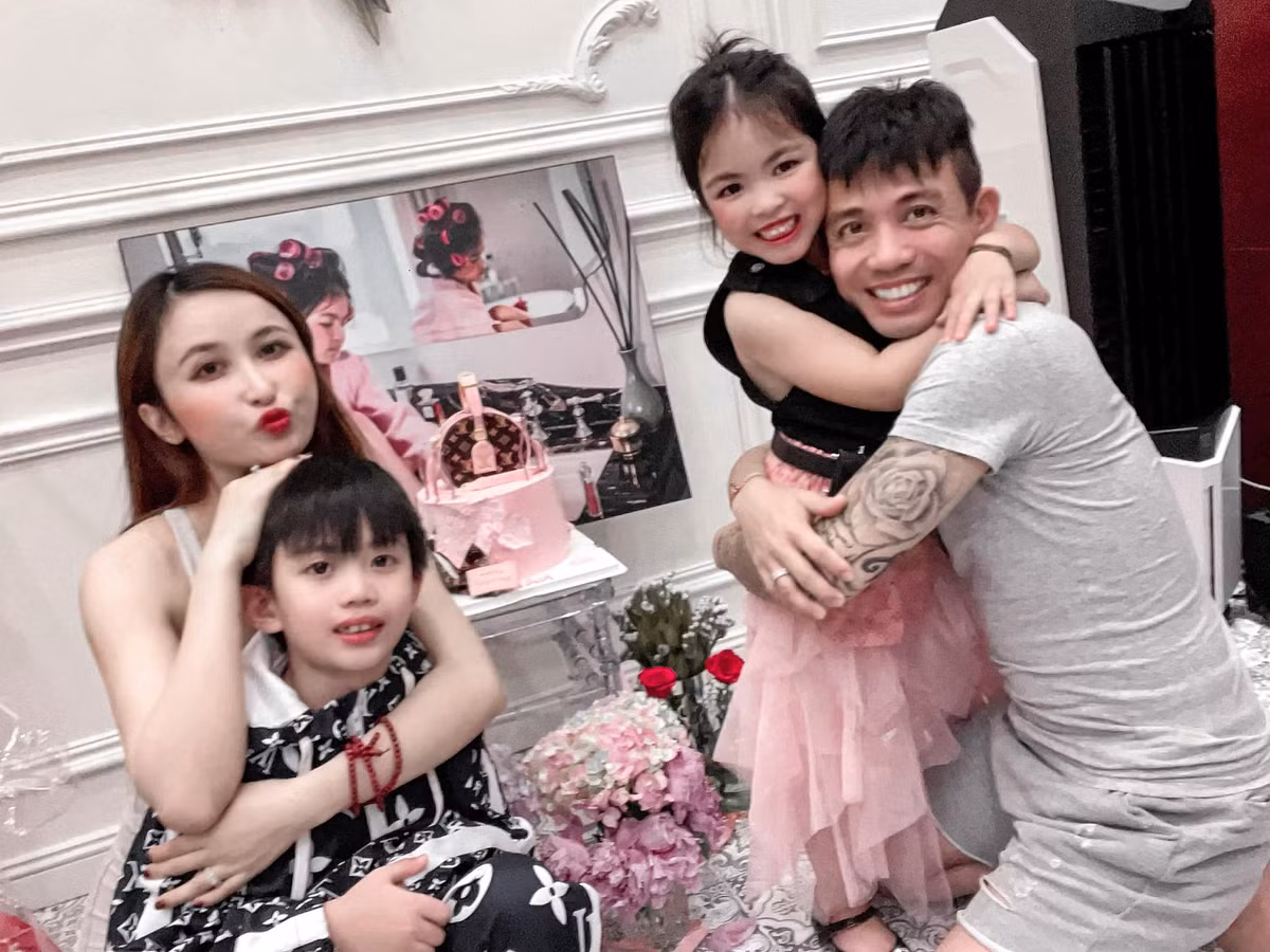 Với vợ 2 Mina Phạm, Minh Nhựa còn có 2 người con, 1 trai, 1 gái . Ảnh: FBNV