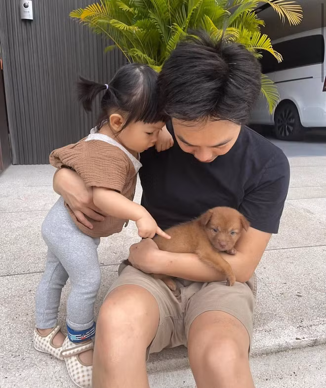 Dù rất bận độn với công việc song đại gia phố núi luôn cố gắng thu xếp thời gian để chăm sóc gia đình. Ảnh: FBNV