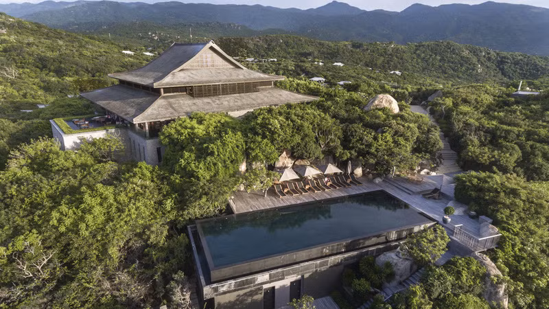 Amanoi Resort từng được tạp chí Condé Nast Traveler danh tiếng bình chọn là 1 trong số 33 khách sạn tốt nhất thế giới. Ảnh: Ivivu