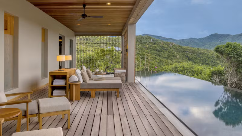 Khu nghỉ dưỡng cao cấp này có 18 căn villa, 9 căn Pavilion, 6 căn residence và 2 căn spa house. Ảnh: Ivivu