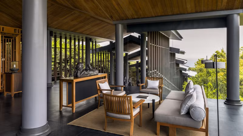 Nghỉ tại khu villa này, du khách sẽ phải trả tới 200 triệu/đêm và được phục vụ không gian ăn uống, quầy bar cũng như người quản gia riêng. Ảnh: Ivivu