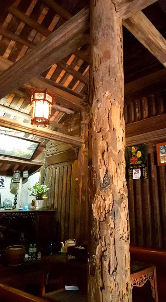 Trong ngôi nhà cổ, một số cột đã bị mục ruỗng theo thời gian, mối mọt nhưng các cột khác vẫn khá nguyên vẹn. Ảnh: Vietnamnet
