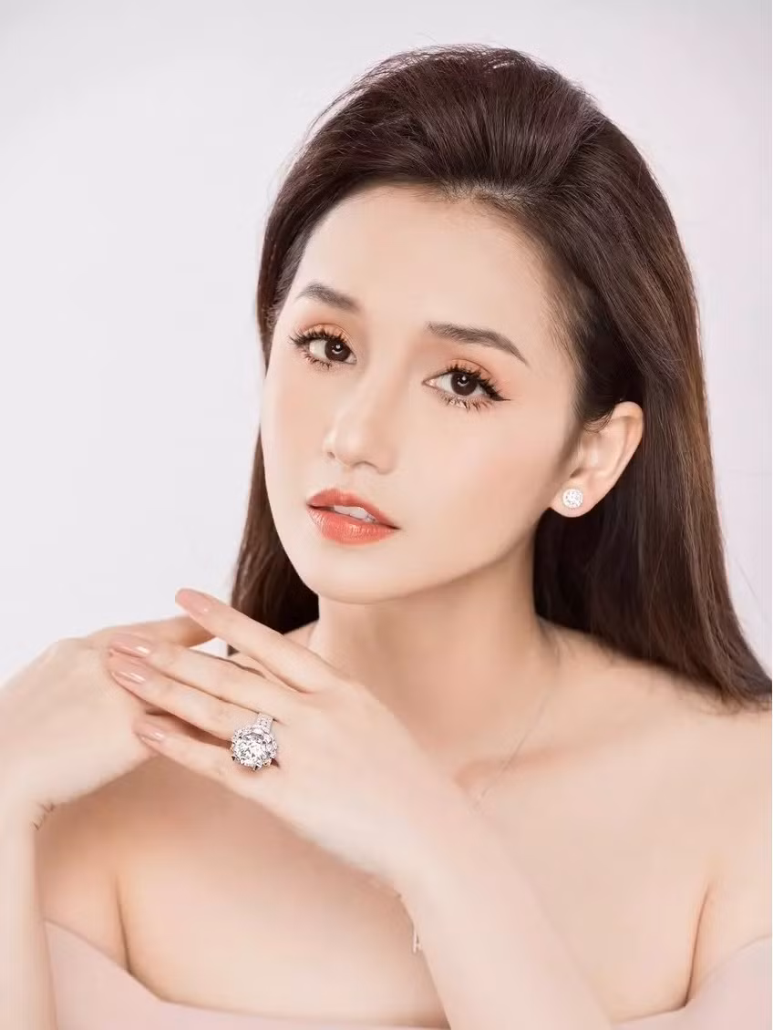 Chiếc nhẫn kim cương đắt giá nhất nặng 20 carat Lã Thanh Huyền đang đeo có giá 1 triệu USD (khoảng 24 tỷ đồng). Ảnh: Vietnamnet
