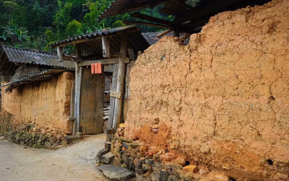 Những ngôi nhà trong làng xây theo kiến trúc cổ xưa với tường bằng đất nện, lợp ngói âm dương và các vì kèo, cửa được làm bằng gỗ. Ảnh: Hanhtrinhdulich