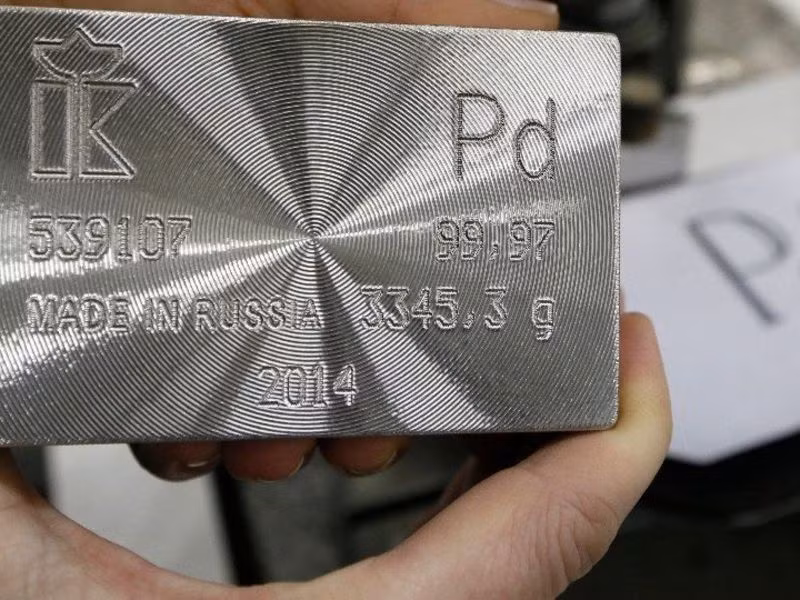 Palladium là kim loại đắt nhất trong số bốn kim loại chính - gồm vàng, bạc và bạch kim. Nó hiếm hơn bạch kim và được sử dụng với số lượng lớn hơn cho các bộ xử lý khí thải.