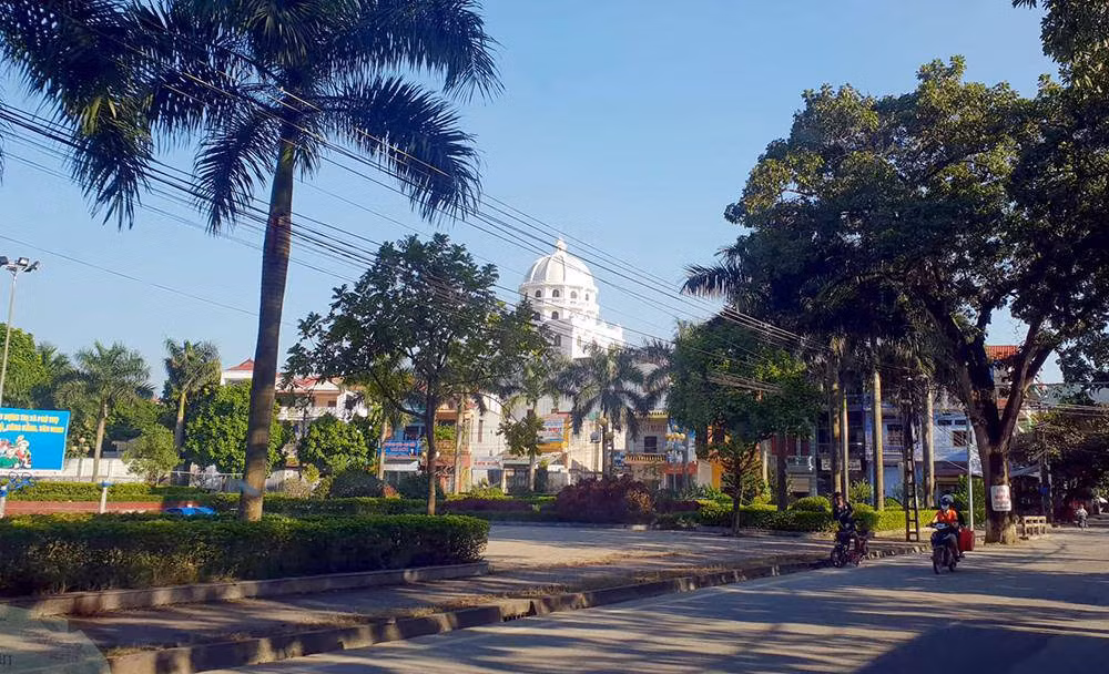 Toạ lạc trên đường Nguyễn Khuyến, phường Âu Cơ (thị xã Phú Thọ, tỉnh Phú Thọ), căn biệt thự màu trắng của nữ đại gia Tô Thị Thịnh, giám đốc Trung tâm tâm Dạy nghề và Đào tạo lái xe Hùng Vương được người dân địa phương ước tính trị giá đến hơn 200 tỷ đồng. Ảnh: Người đưa tin