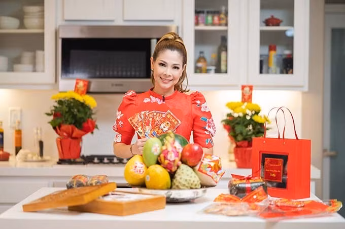 Chuẩn bị cho Tết Nguyên đán, Thanh Thảo không quên mua sắm, trang trí nhà cửa mang dậm không khí cổ truyền của dân tộc.