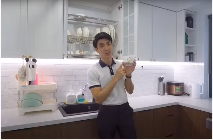 Phòng bếp hiện đại với tông trắng chủ đạo. Ảnh: YouTube Phương Nga Bùi Officia