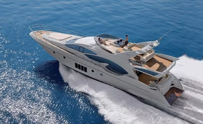 Được thiết kế bởi kỹ sư Stefano Righini và sản xuất tại Ý, du thuyền Azimut có chiều dài gần 22m, kết hợp tinh tế giữa nghệ thuật thiết kế đương đại và những công nghệ tiên tiến của ngành chế tạo du thuyền trên thế giới. Ảnh: Dân Việt