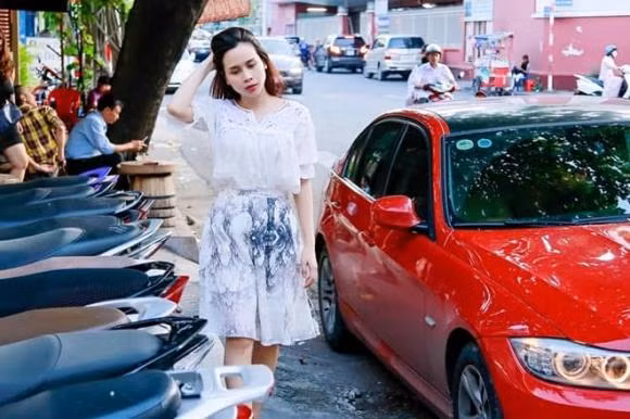 Hồ Hoài Anh từng nhiều lần bị bắt gặp cầm lái chiếc BMW 320i bạc tỷ trong lúc đưa đón vợ đi sự kiện. Ảnh: Internet