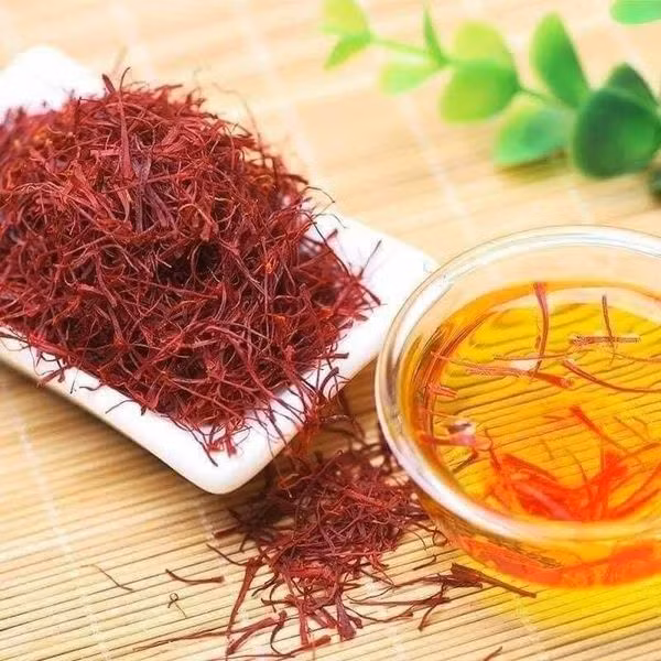 Ngoài tác dụng làm đẹp, nhụy hoa nghệ tây còn được dùng trong đông y để hỗ trợ chữa chứng trầm cảm, mất trí nhớ...Ảnh: Facebook