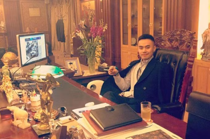 Đỗ Hoàng Minh (thường gọi là Denis Đỗ), là thiếu gia Tập đoàn Tân Hoàng Minh. Denis từng là nhân vật gây "bão" khắp CĐM khi là bạn thân của Seung Ri (Big Bang). Năm 2016, Denis cũng từng đón thành viên Big Bang sang Việt Nam. Ảnh: Internet