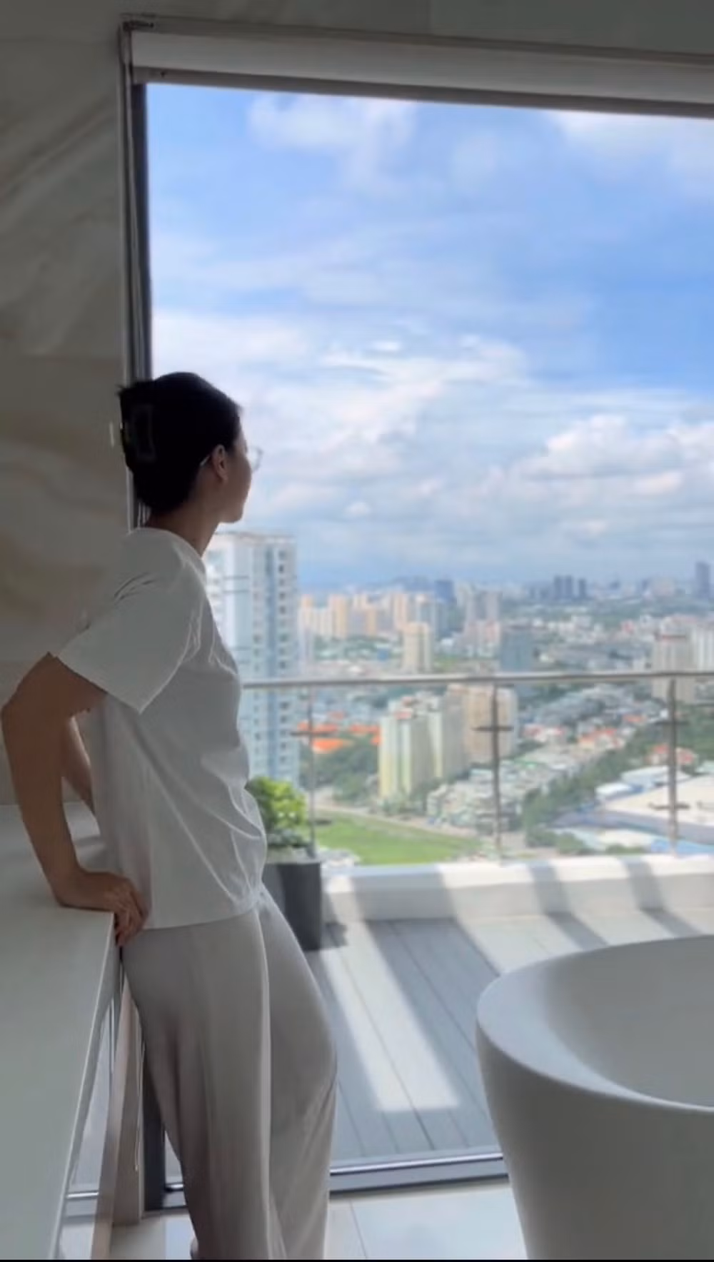 Dù sở hữu khối tài sản đáng nể nhưng Phương Khánh được biết đến là nàng hậu giản dị, với lối sống xanh. Nguồn ảnh: hụp màn hình TikTok Nguyễn Phương Khánh