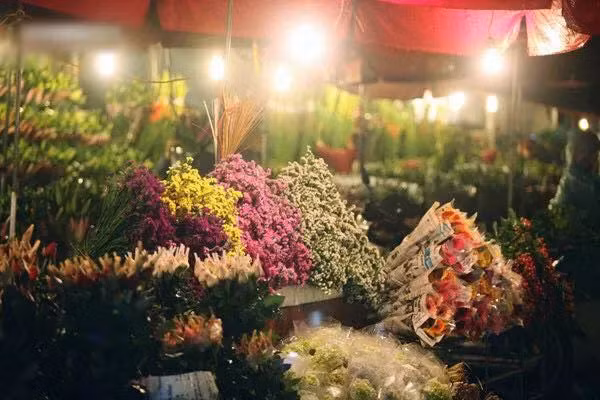 Chợ không chỉ hút khách là người dân nội thành Hà Nội mà còn cả những người dân đến từ các tỉnh lân cận như Hải Phòng, Hưng Yên, Quảng Ninh…Ảnh: Phunuvietnam