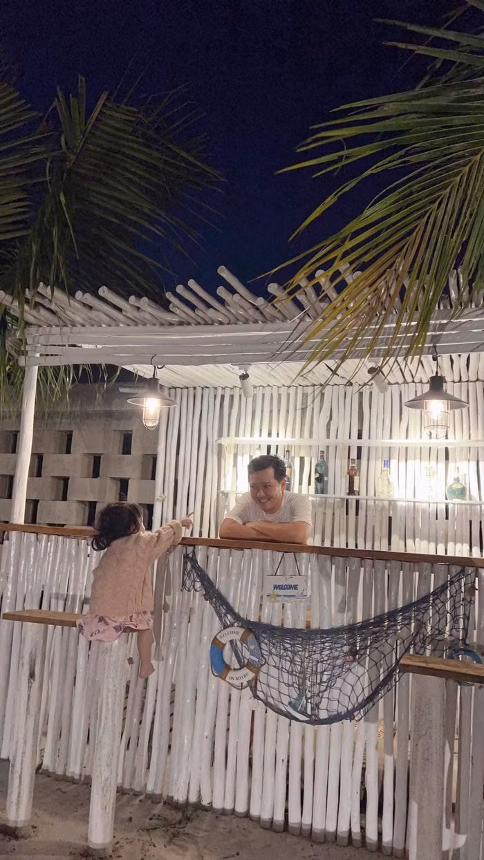 Thậm chí, nam danh hài còn sắp đặt thêm bàn ghế thấp, quầy bar mini và nhà liên hoàn... để con gái tha hồ vui chơi.