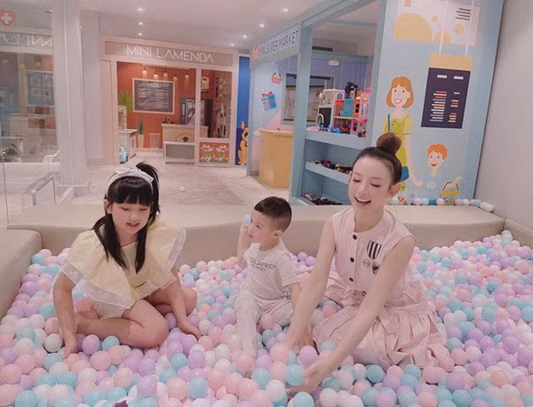 Trong căn biệt thự, Huyền Baby thiết kế hẳn một khu vui chơi giải trí cho các con.
