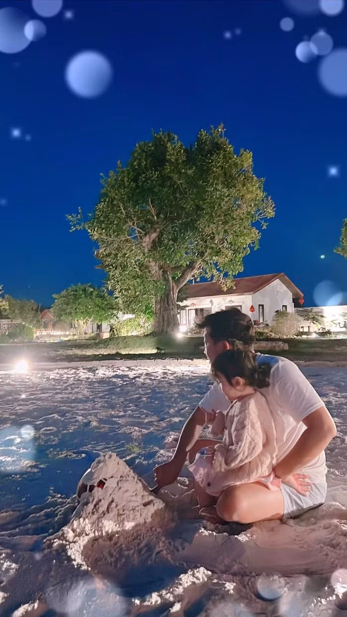 Cụ thể, trong khuôn viên xung quanh biệt thự, Trường Giang đầu tư một bãi cát trắng làm sân chơi.