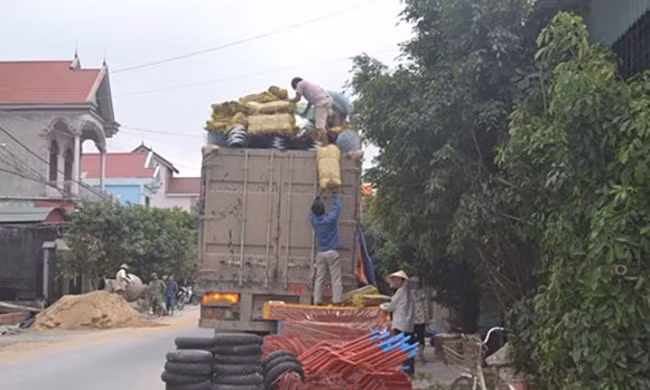 Khi nguồn phế liệu trong nước không còn dồi dào, họ còn sang tận Lào để thu mua. Nhờ chăm chỉ làm ăn, người Diễn Tháp phất lên nhanh chóng. Ảnh: Internet