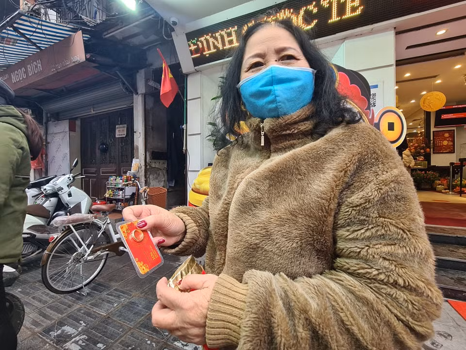 Một khách hàng vui mừng sau khi mua được sản phẩm ưng ý.