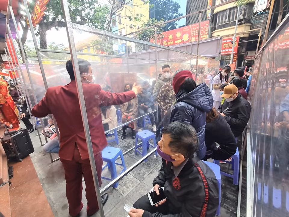 Để chủ động phòng tránh dịch, đơn vị kinh doanh vàng đã bố trí vách ngăn, giữ an toàn cho khách trong lúc xếp hàng.